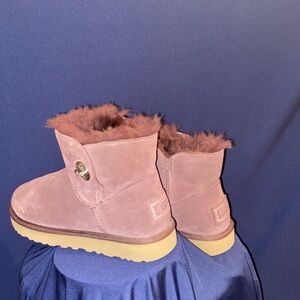 Ugg Ultra Mini Platform ankle boot. Women 7